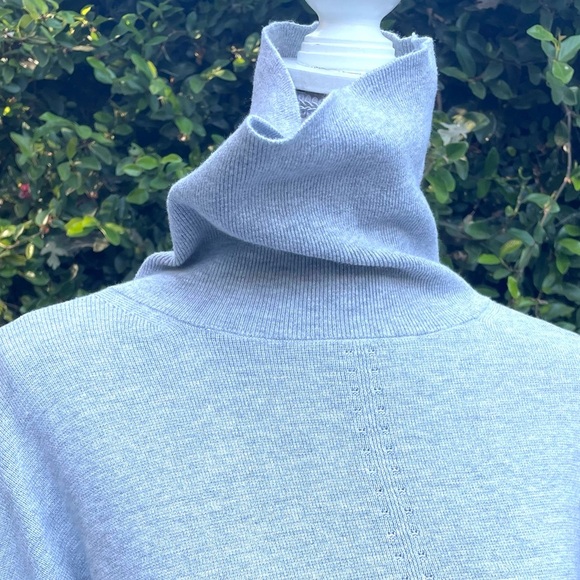Banana Republic Outlet Turtleneck Sweater Hi-Lo Side Slits Size Medium - Picture 8 of 11